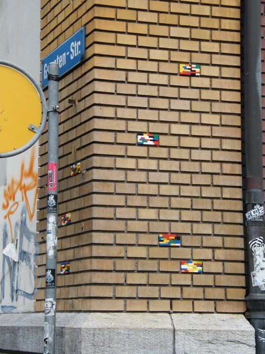 Street Art : Soigner les murs malades avec des LEGO #8
