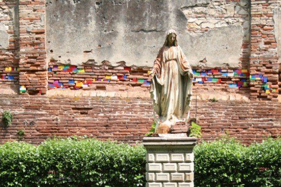 Street Art : Soigner les murs malades avec des LEGO