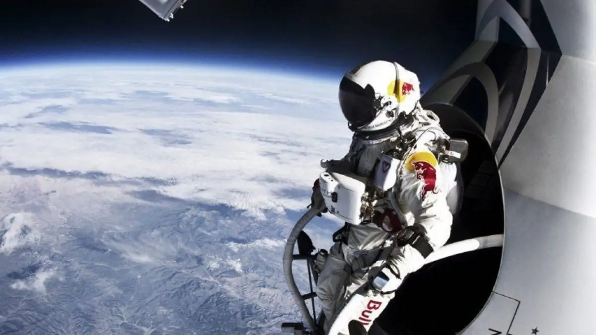 Red Bull Stratos : 39km de chute libre depuis la stratosphère + 2 parodies