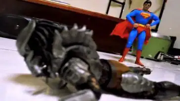 Superman met une raclée à Predator en Stop Motion