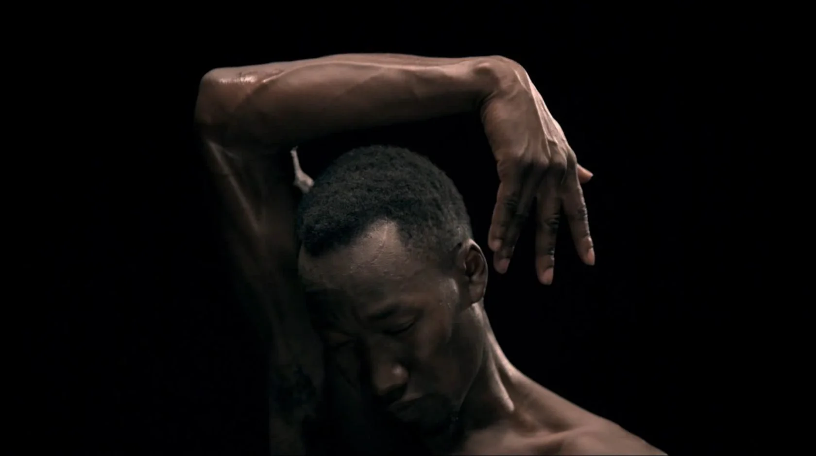 Eolienne : un clip hypnotique signé Gaëtan Roussel