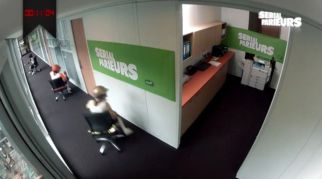 Une course en chaises de bureau complètement barrée #2