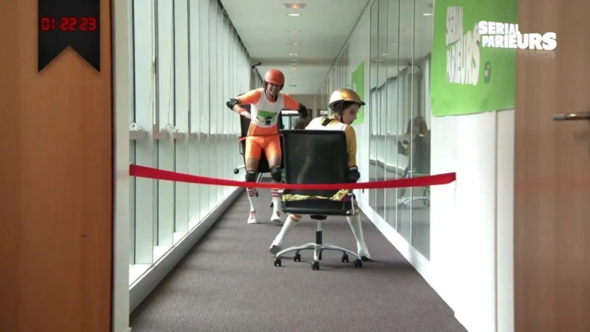Une course en chaises de bureau complètement barrée