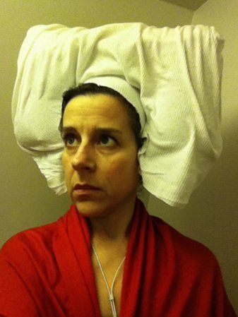 Plutôt que de s’ennuyer dans l’avion si on se tirait le portrait façon XVème siècle aux toilettes ?