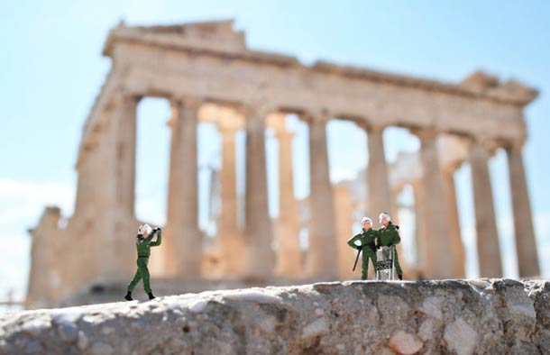 Street Art : Les Little People de Slinkachu se mobilisent contre le chômage #39