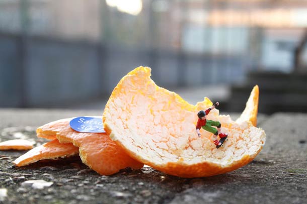 Street Art : Les Little People de Slinkachu se mobilisent contre le chômage #48