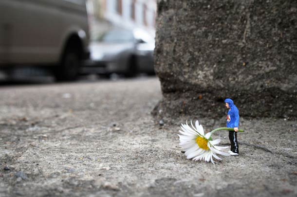 Street Art : Les Little People de Slinkachu se mobilisent contre le chômage #40