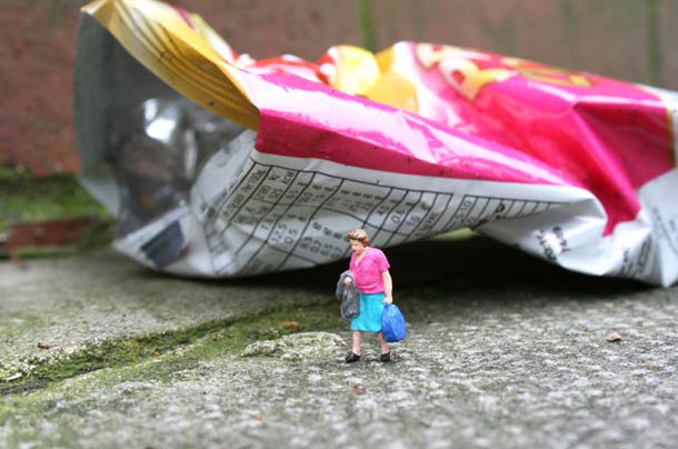 Street Art : Les Little People de Slinkachu se mobilisent contre le chômage #36