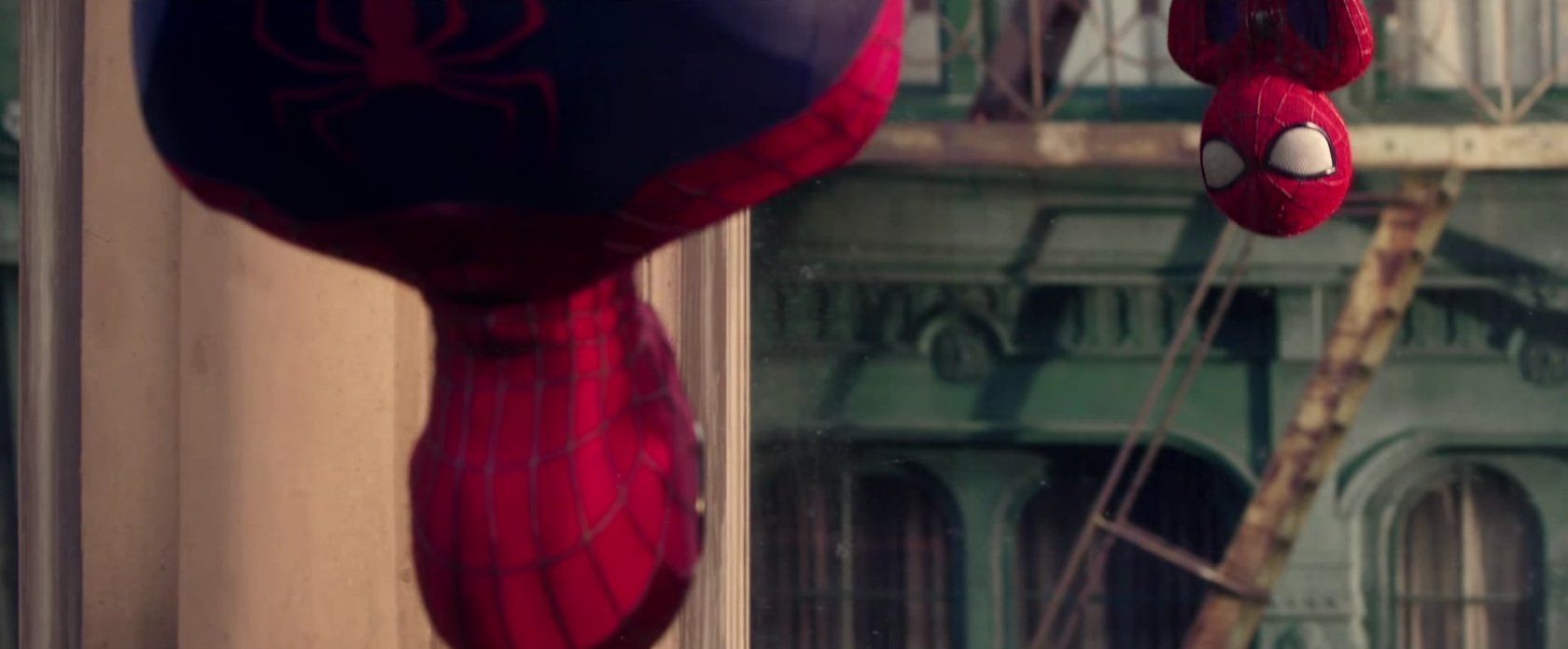 Spider-Man boit de l’Evian