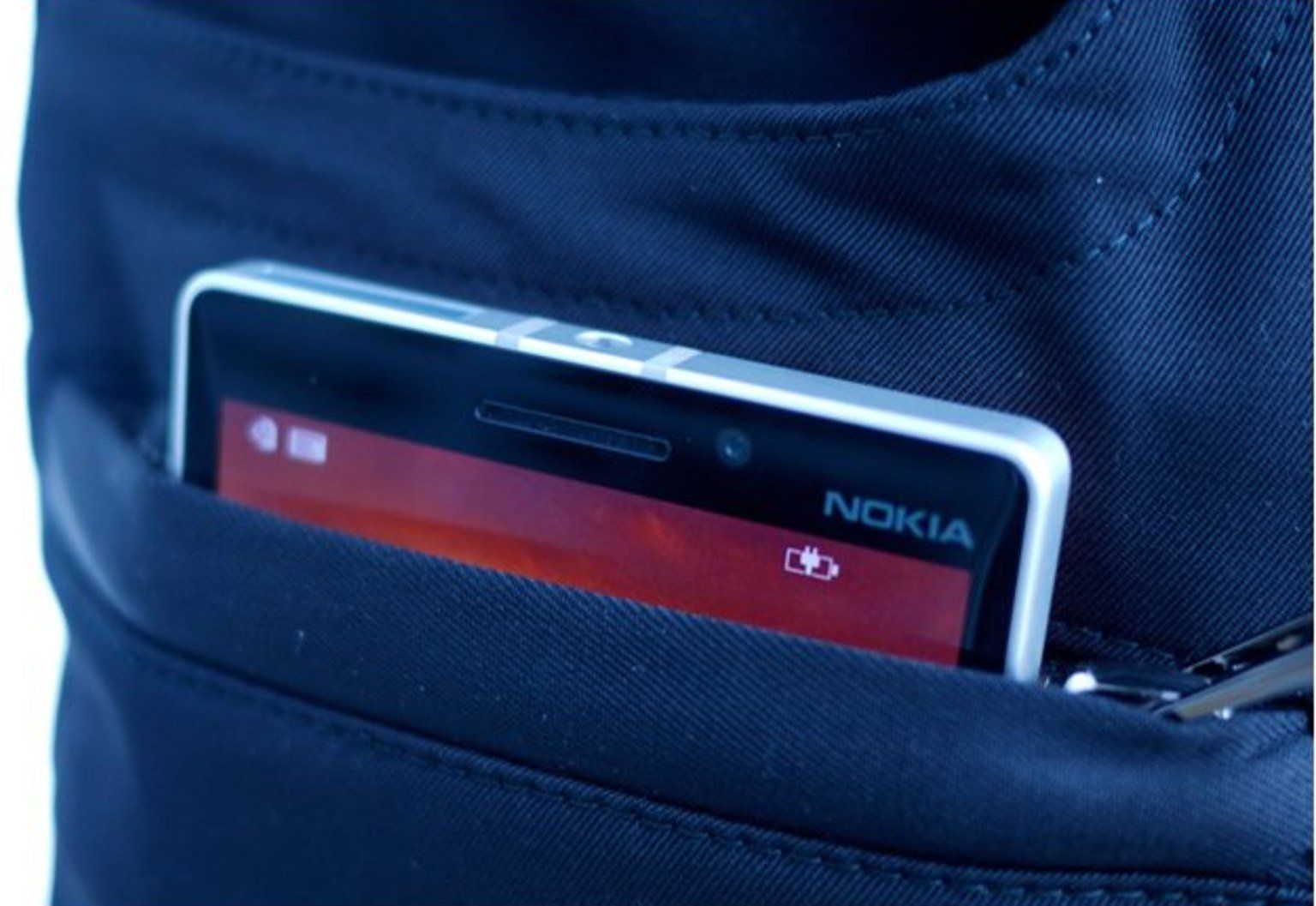 Rechargez votre téléphone en le rangeant dans votre poche de pantalon