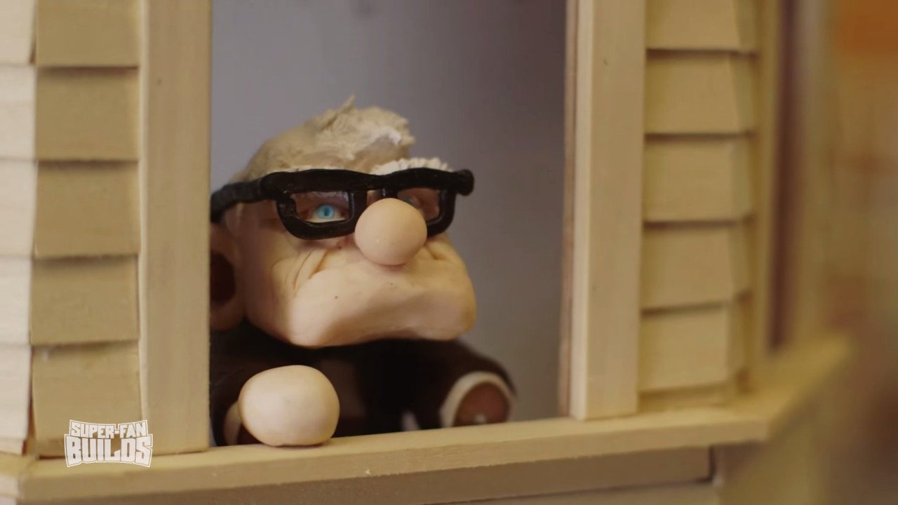 super fan builds niche maison Up disney pixar carl décoration pix geeks