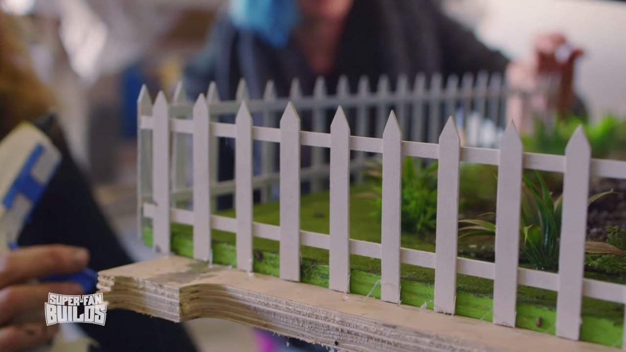 super fan builds niche maison Up disney pixar décoration base herbe et terre pix geeks