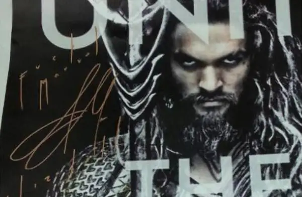 Jason Momoa signe un poster Aquaman « Fuck Marvel »