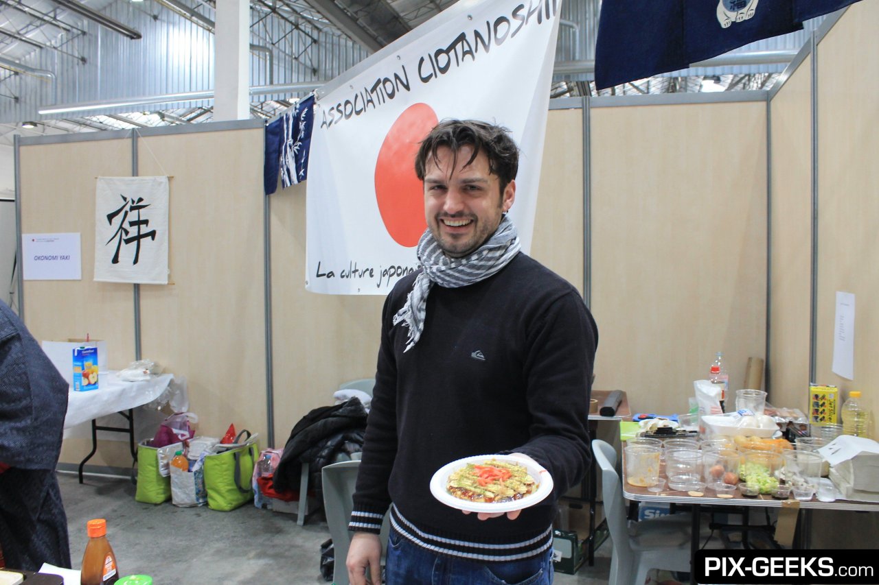 Manu avec son plat entre les mains. (Une tuerie!)