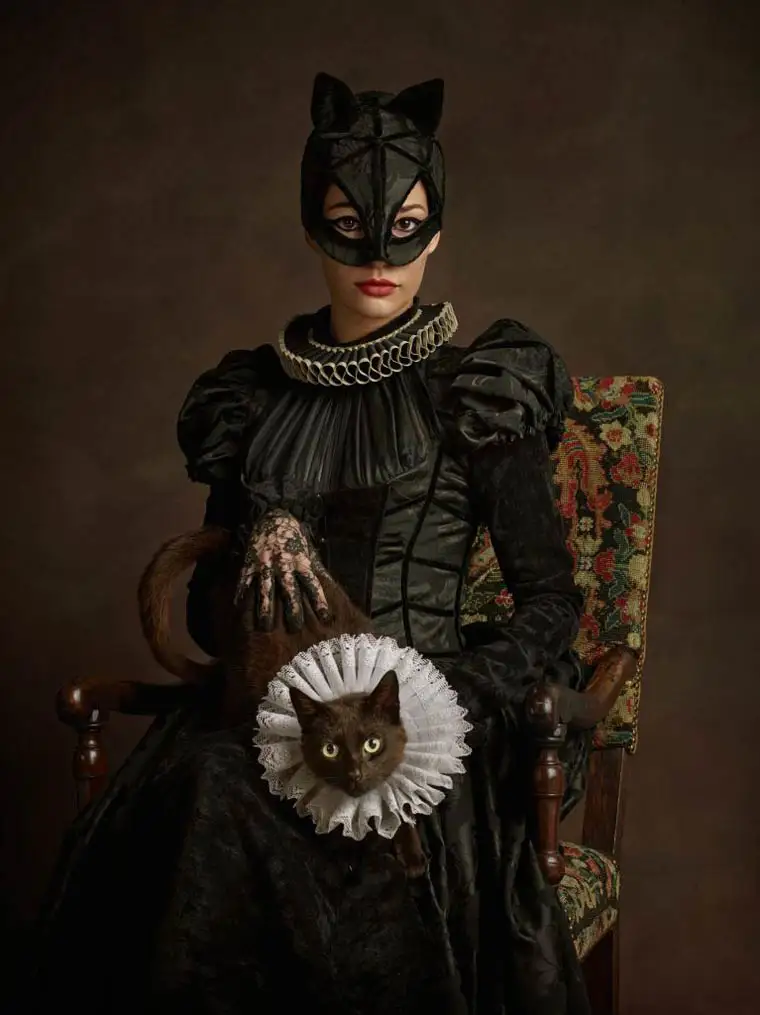Super-Heroes-meet-Flemish-Catwoman