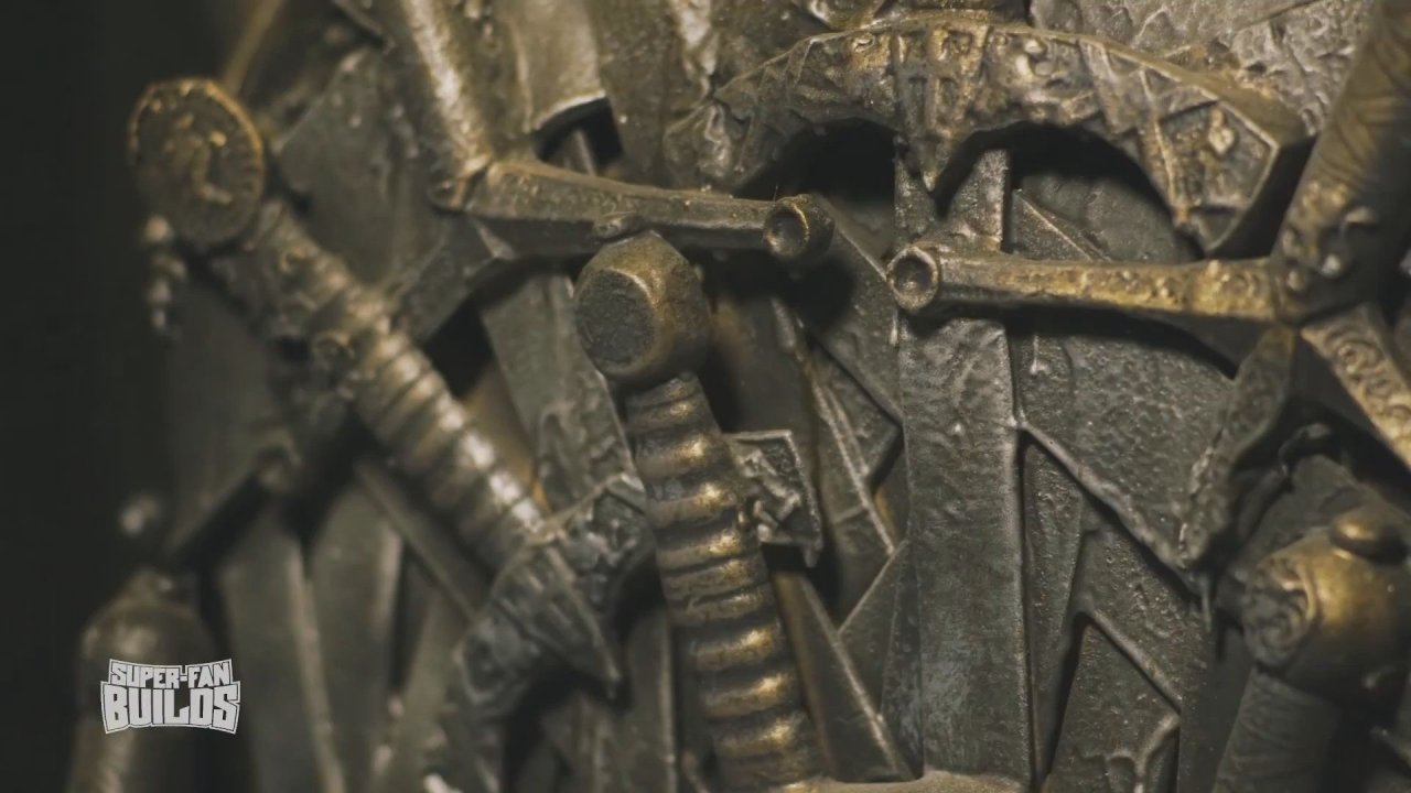 Game of Thrones Toilettes super fan build détail épées