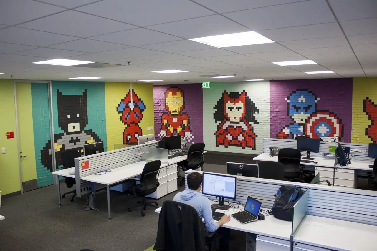 Street Art : Il décore son bureau avec des Super Héros faits de 8.000 POST-IT #2