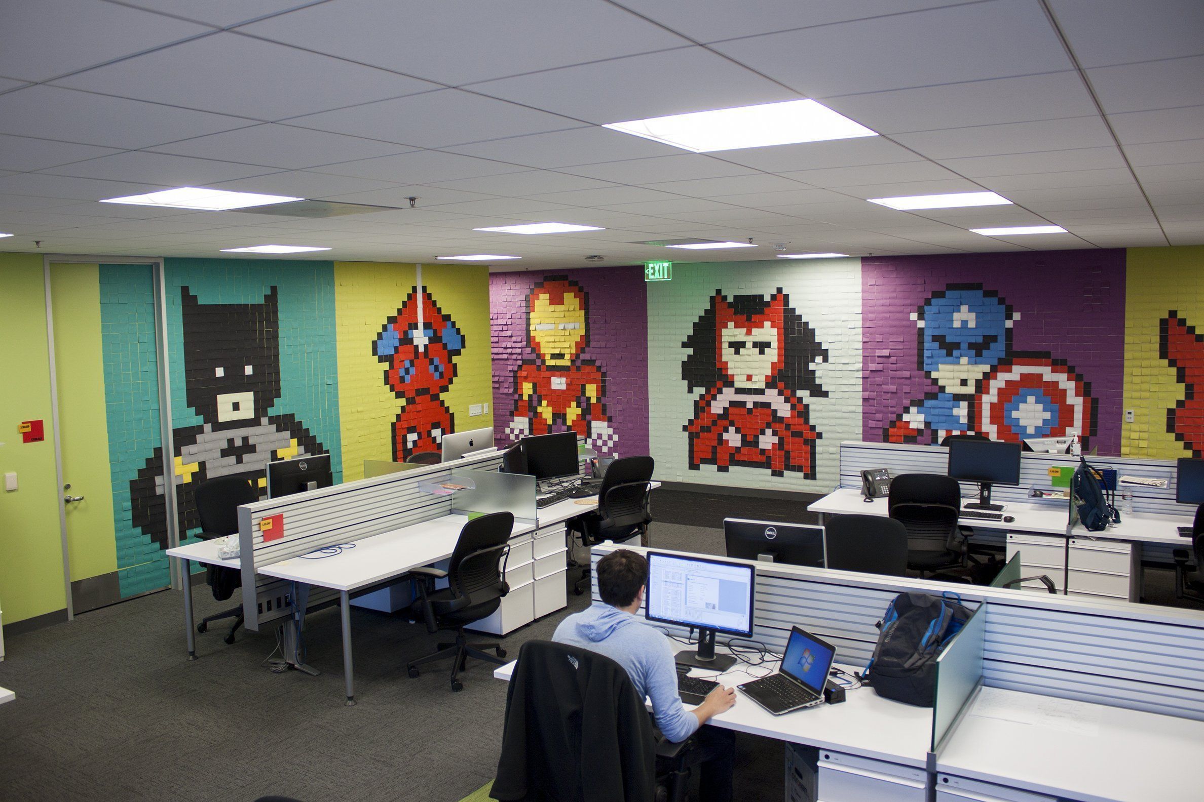 Street Art : Il décore son bureau avec des Super Héros faits de 8.000 POST-IT #2