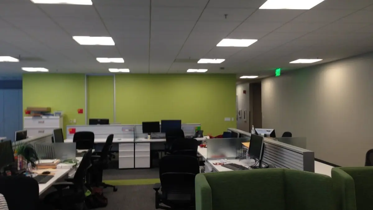 Street Art : Il décore son bureau avec des Super Héros faits de 8.000 POST-IT