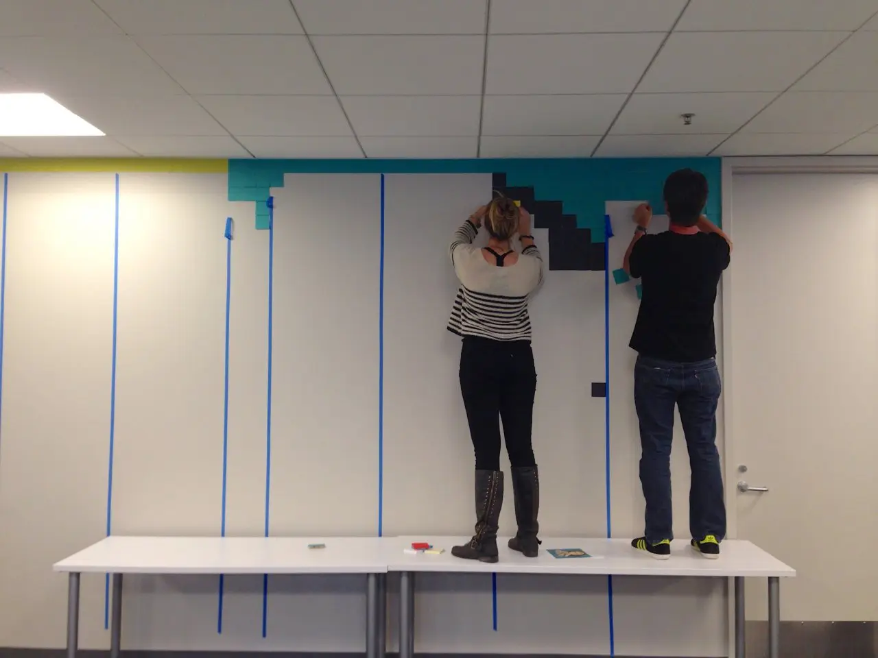 Street Art : Il décore son bureau avec des Super Héros faits de 8.000 POST-IT #10