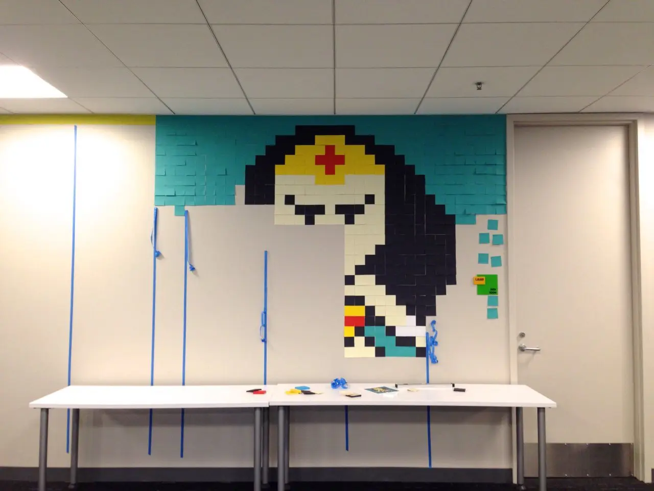 Street Art : Il décore son bureau avec des Super Héros faits de 8.000 POST-IT #11