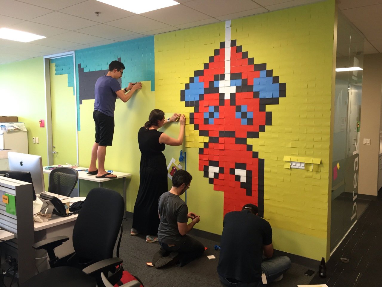 Street Art : Il décore son bureau avec des Super Héros faits de 8.000 POST-IT #16