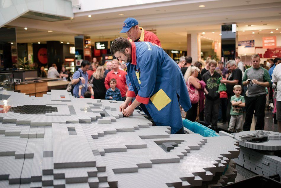 Un Faucon Millenium fait avec 250 000 briques LEGO #3