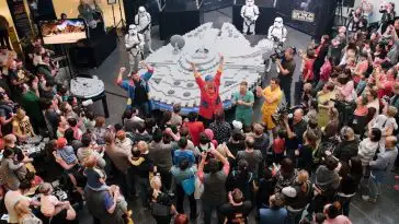 Un Faucon Millenium fait avec 250 000 briques LEGO
