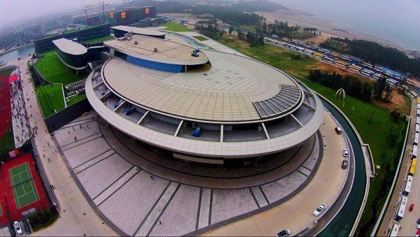 Fan de Star Trek, il construit son siège social en forme d’USS Enterprise #4