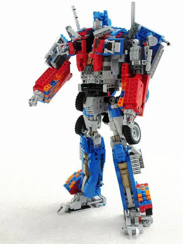 Il construit un Optimus Prime transformable en LEGO #2