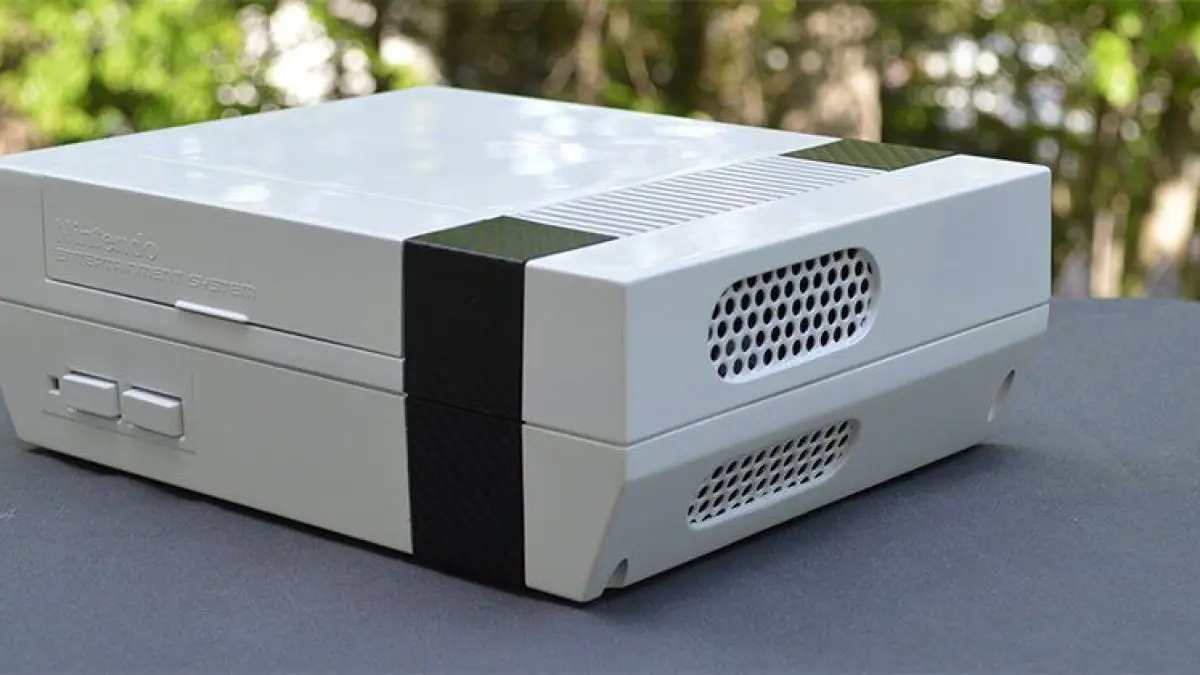 Un PC gamer qui tient dans une NES