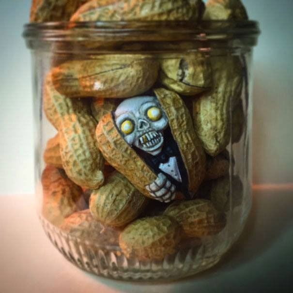 Il peint des personnages populaires sur des cacahuètes #14