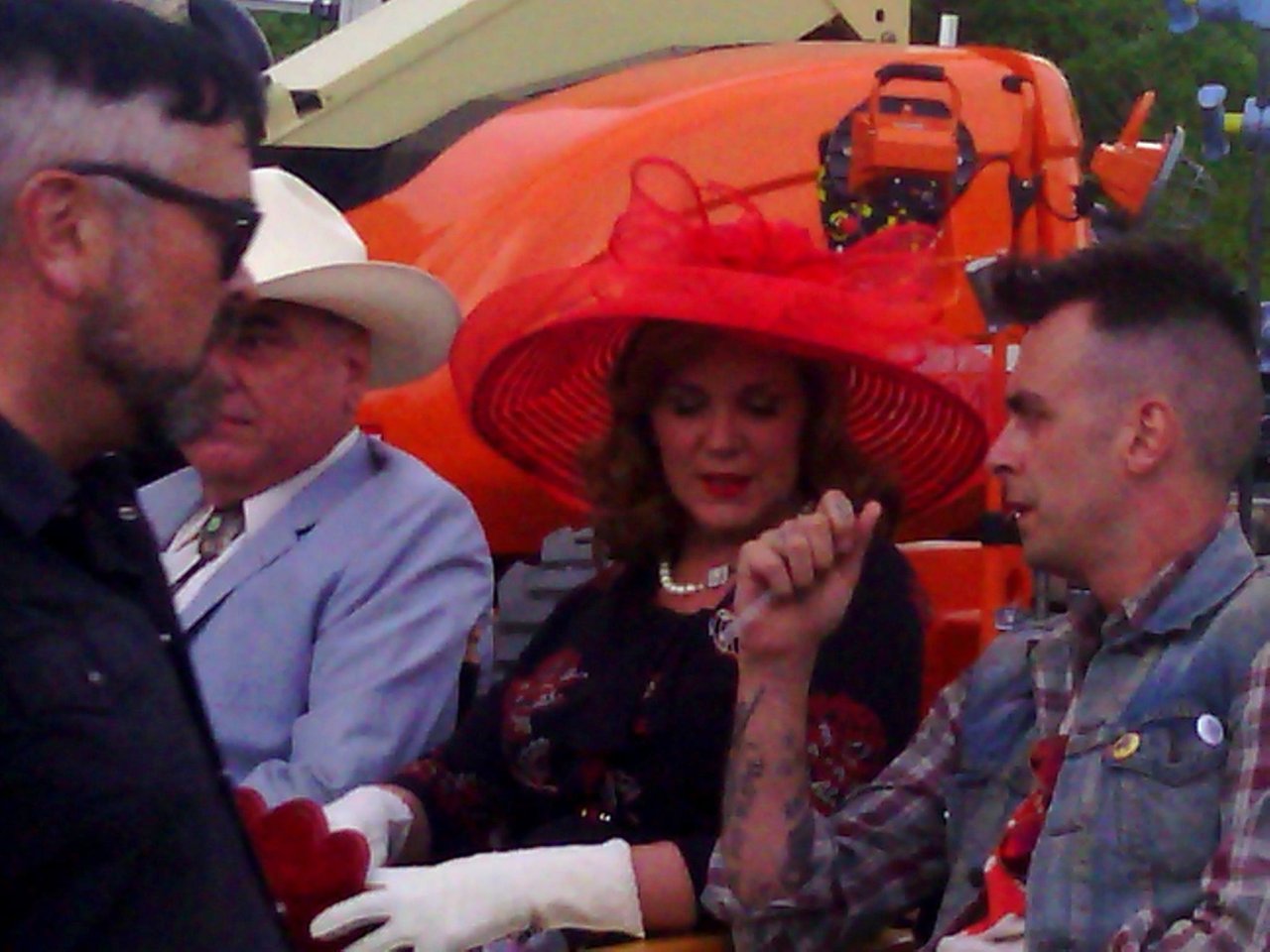 Cassidy qui se protège du soleil (forcément...) dans ces photos du tournage de la série Preacher pour AMC.