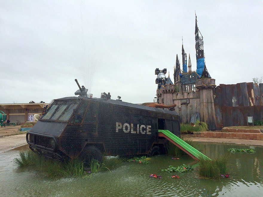 Banksy crée Dismaland, un parc d’attraction pour adultes #5