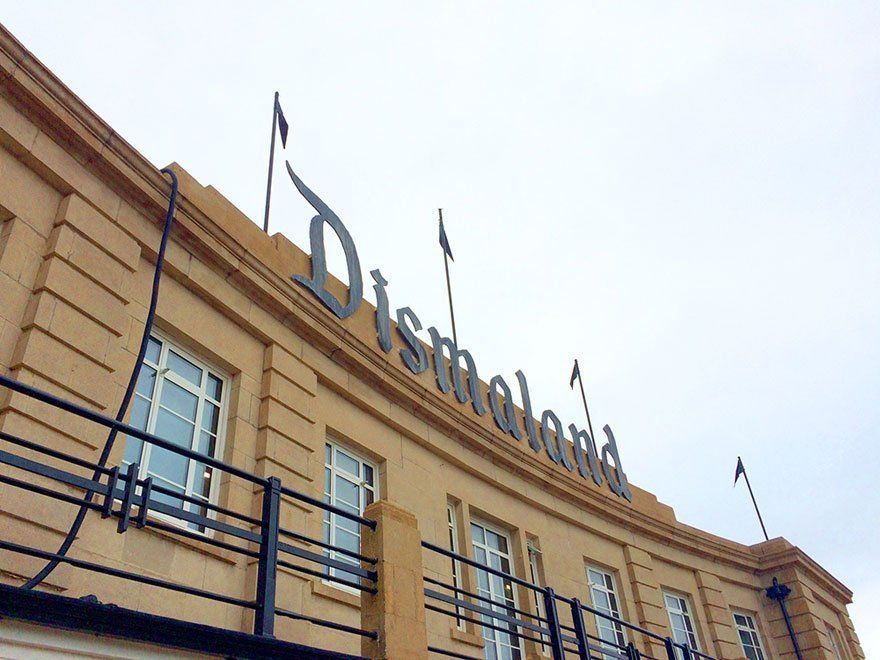 Banksy crée Dismaland, un parc d’attraction pour adultes