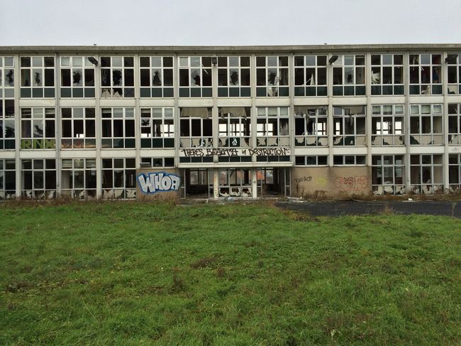 Des fresques Batman dans un hopital abandonné