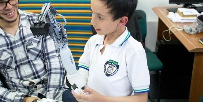 Une prothèse de bras pour enfant compatible avec les LEGO