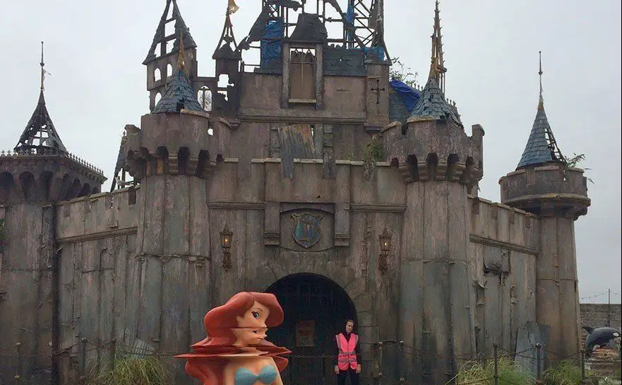 Banksy crée Dismaland, un parc d’attraction pour adultes