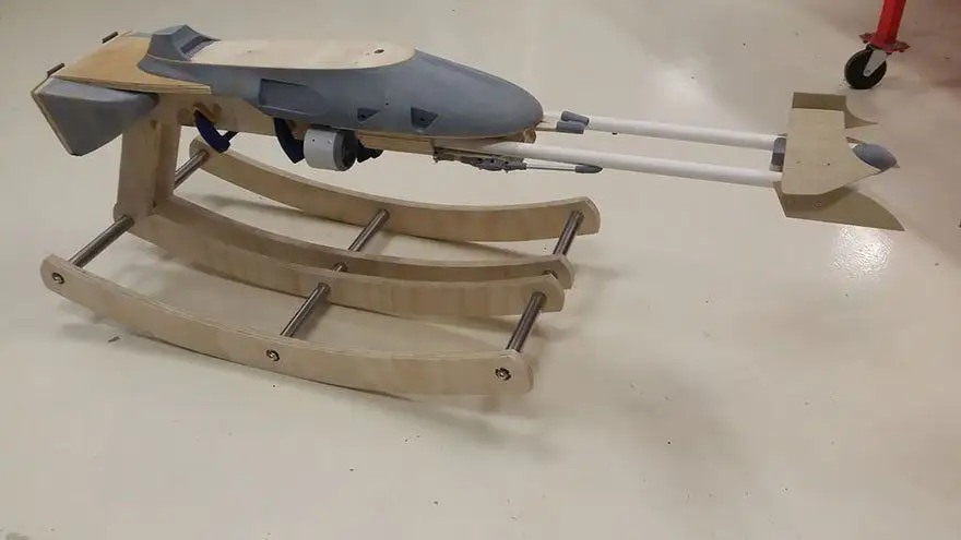 Un père fan de Star Wars construit une chaise à bascule Moto Jet pour sa fille #7