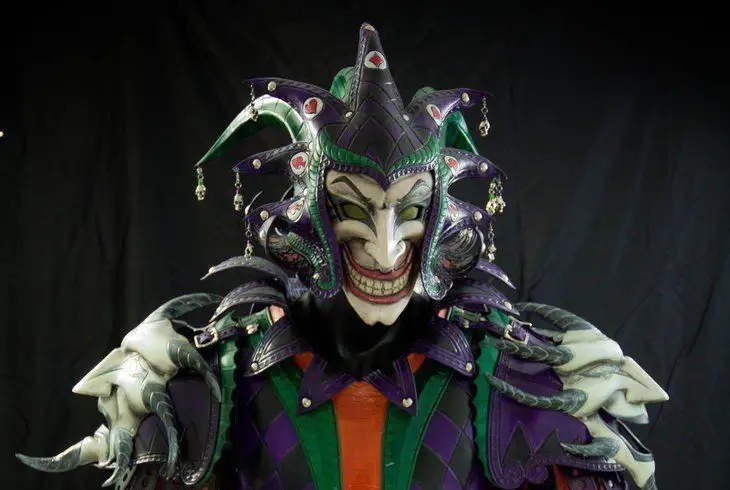 Ils fabriquent un Joker en armure médiévale