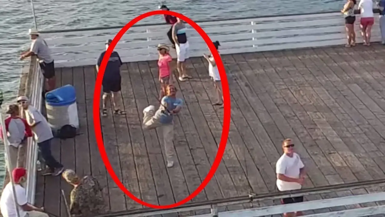 Un pêcheur attrape un drone en plein vol avec sa canne à pêche