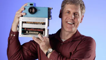 Il a inventé le tout premier appareil photo numérique. . En 1975