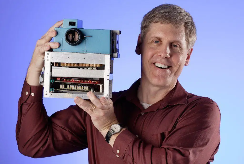 Il a inventé le tout premier appareil photo numérique. . En 1975