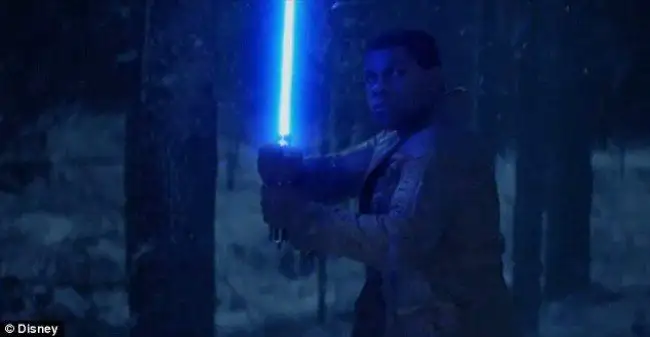 Star Wars Episode VII : Finn armé d’un sabre laser dans le nouveau teaser #2
