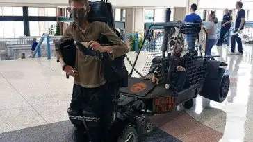 Un étudiant handicapé crée le Cosplay Mad Max Ultime