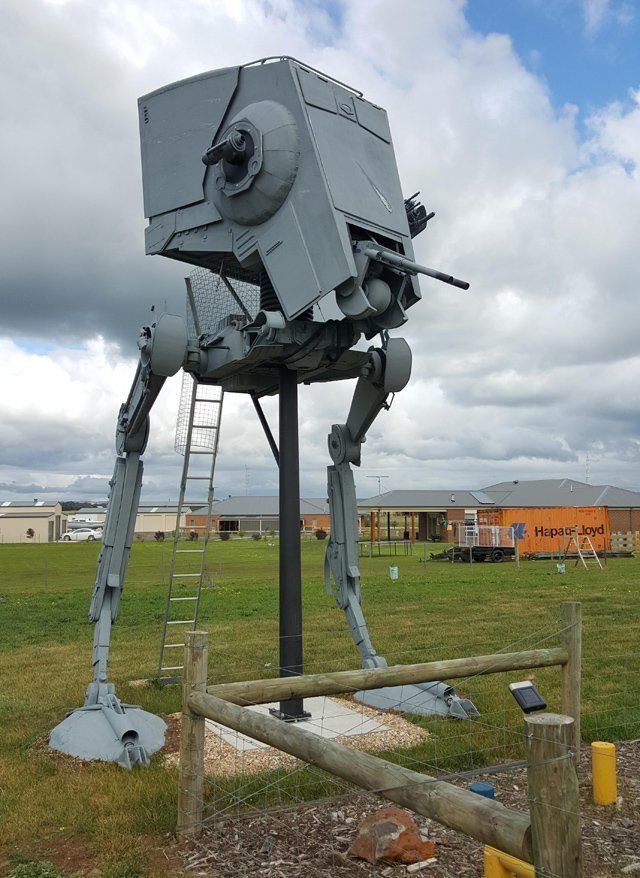 Il fabrique un bipode AT-ST tout droit sorti de Star Wars #2