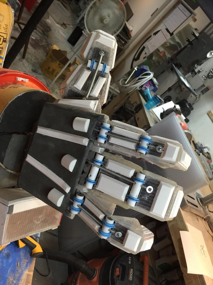 Ils construisent une vraie armure Hulkbuster opérationnelle #17