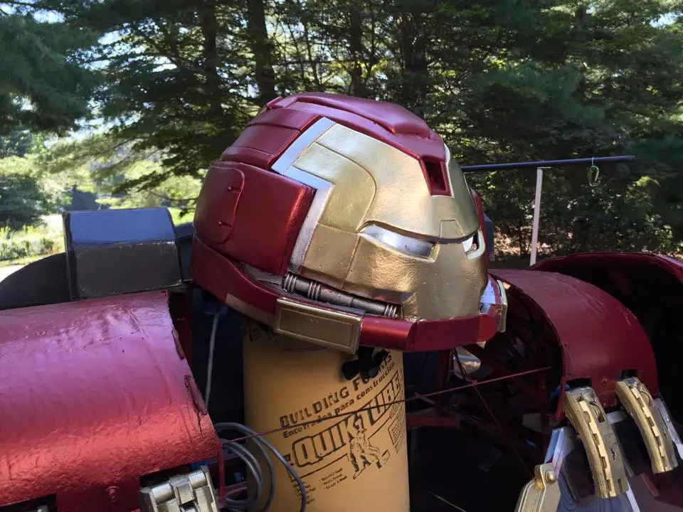Ils construisent une vraie armure Hulkbuster opérationnelle #12