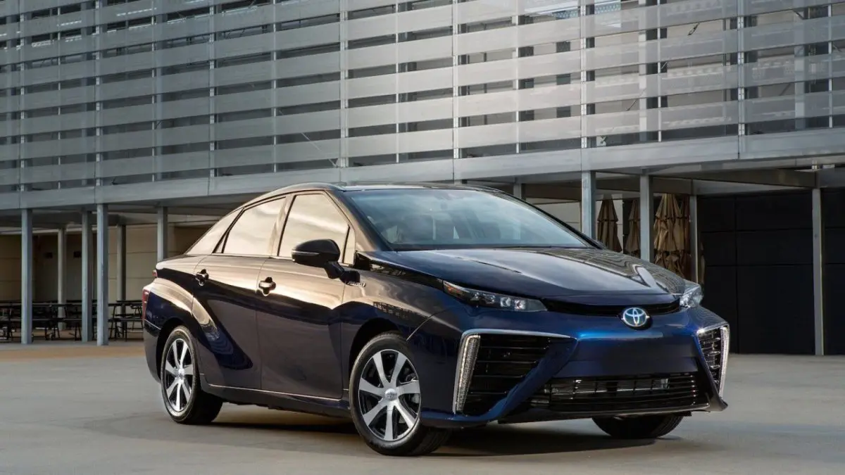 Retour Vers Le Futur : Doc et Marty font la pub de la Toyota Mirai avec piles à combustibles hydrogène