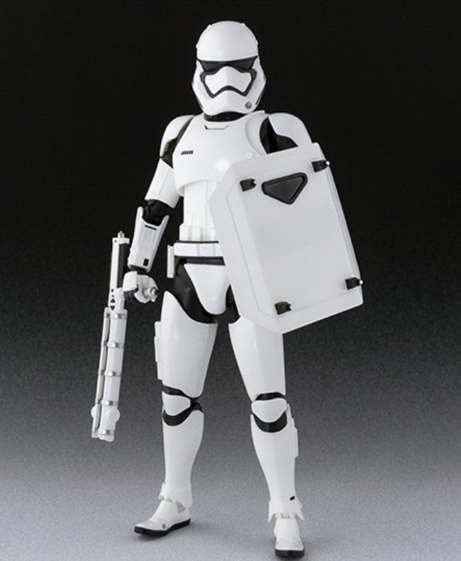 Allez-vous craquer pour la figurine Stormtrooper Riot Control ? #3